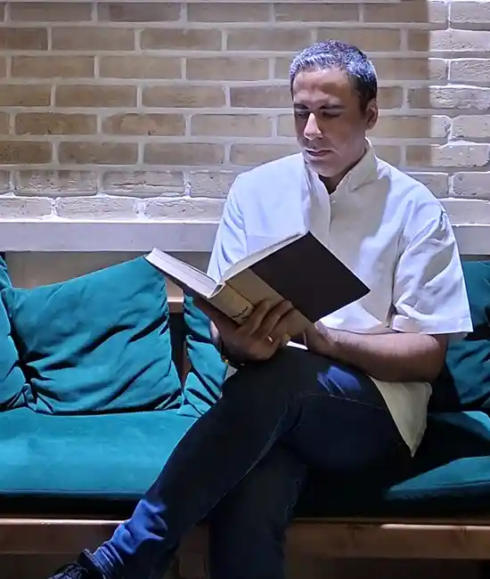 مهیار کاکائی در حال مطالعه کتاب
