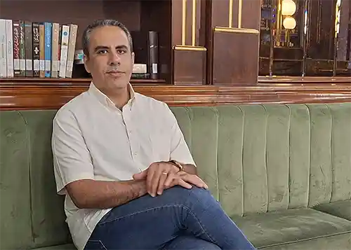 مهیار کاکائی در کتابخانه
